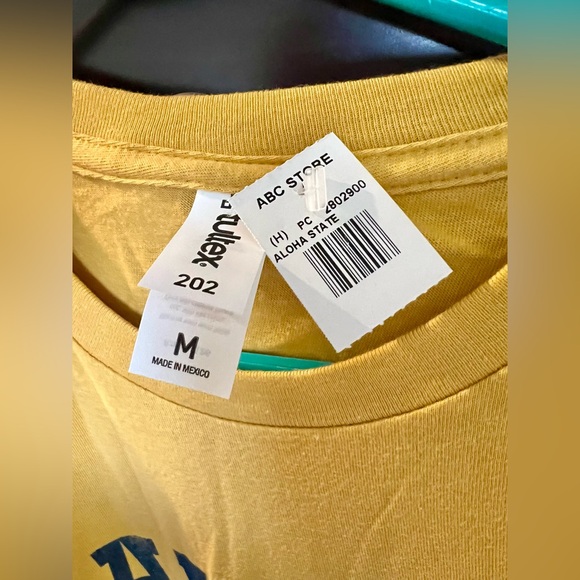 Hawaii Tshirt. NWT. Size Medium. Bought in Hawaii. Never worn. . - Picture 2 of 3